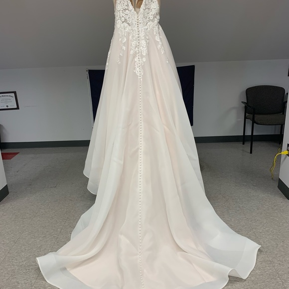 Size 10 wedding dress - Picture 4 of 9